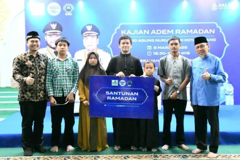 Wakil Wali Kota Padang, Maigus Nasir menyerahkan santunan Ramadan saat Kajian Adem Ramadan di Masjid Agung Nurul Iman, Minggu (8/3/2026). (Foto: Prokopim Padang)