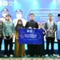 Wakil Wali Kota Padang, Maigus Nasir menyerahkan santunan Ramadan saat Kajian Adem Ramadan di Masjid Agung Nurul Iman, Minggu (8/3/2026). (Foto: Prokopim Padang)