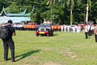 Kapolda Sumbar, Irjen Gatot Tri Suryanta memeriksa pasukan saat Gelar Pasukan Operasi Kepolisian Terpusat Ketupat 2026 di Lapangan Imam Bonjol, Padang, Kamis (12/3/2026). (Foto: Diskominfo Padang)