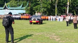 Kapolda Sumbar, Irjen Gatot Tri Suryanta memeriksa pasukan saat Gelar Pasukan Operasi Kepolisian Terpusat Ketupat 2026 di Lapangan Imam Bonjol, Padang, Kamis (12/3/2026). (Foto: Diskominfo Padang)