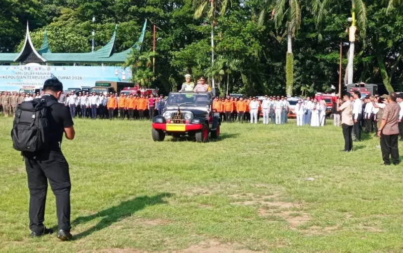 Kapolda Sumbar, Irjen Gatot Tri Suryanta memeriksa pasukan saat Gelar Pasukan Operasi Kepolisian Terpusat Ketupat 2026 di Lapangan Imam Bonjol, Padang, Kamis (12/3/2026). (Foto: Diskominfo Padang)