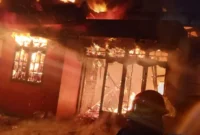 Kebakaran menghanguskan rumah dan warung warga di Lubukbuaya, Kota Padang, Senin dini hari (2/3/2026). (Foto: Dinas Damkar Padang)