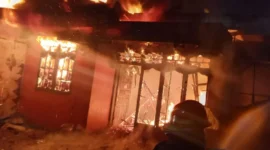 Kebakaran menghanguskan rumah dan warung warga di Lubukbuaya, Kota Padang, Senin dini hari (2/3/2026). (Foto: Dinas Damkar Padang)