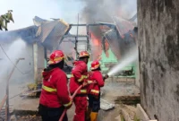 Petugas Damkar Padang memadamkan kebakaran rumah di Jalan Ujung Pandan, Kelurahan Olo, Padang, Selasa (3/3/2026). (Foto: Dinas Damkar Padang) 