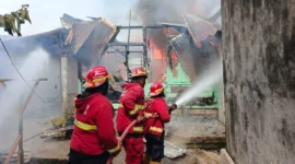 Petugas Damkar Padang memadamkan kebakaran rumah di Jalan Ujung Pandan, Kelurahan Olo, Padang, Selasa (3/3/2026). (Foto: Dinas Damkar Padang) 