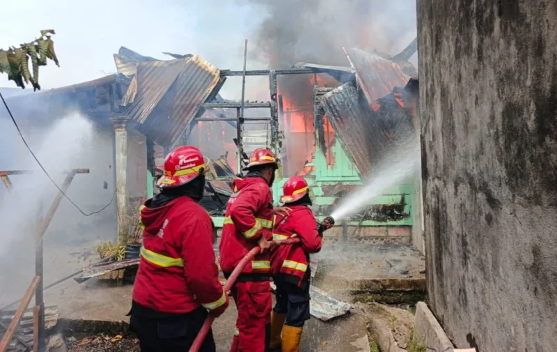 Petugas Damkar Padang memadamkan kebakaran rumah di Jalan Ujung Pandan, Kelurahan Olo, Padang, Selasa (3/3/2026). (Foto: Dinas Damkar Padang) 