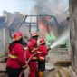 Petugas Damkar Padang memadamkan kebakaran rumah di Jalan Ujung Pandan, Kelurahan Olo, Padang, Selasa (3/3/2026). (Foto: Dinas Damkar Padang) 