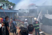 Kebakaran melanda sebuah rumah di RT 16, Kelurahan Tanah Hitam, Kecamatan Padang Panjang Barat, Kamis (13/3/2026) siang. (Foto: Kominfo Padang Panjang)
