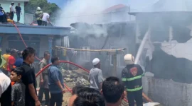 Kebakaran melanda sebuah rumah di RT 16, Kelurahan Tanah Hitam, Kecamatan Padang Panjang Barat, Kamis (13/3/2026) siang. (Foto: Kominfo Padang Panjang)
