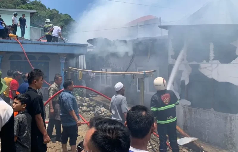 Kebakaran melanda sebuah rumah di RT 16, Kelurahan Tanah Hitam, Kecamatan Padang Panjang Barat, Kamis (13/3/2026) siang. (Foto: Kominfo Padang Panjang)