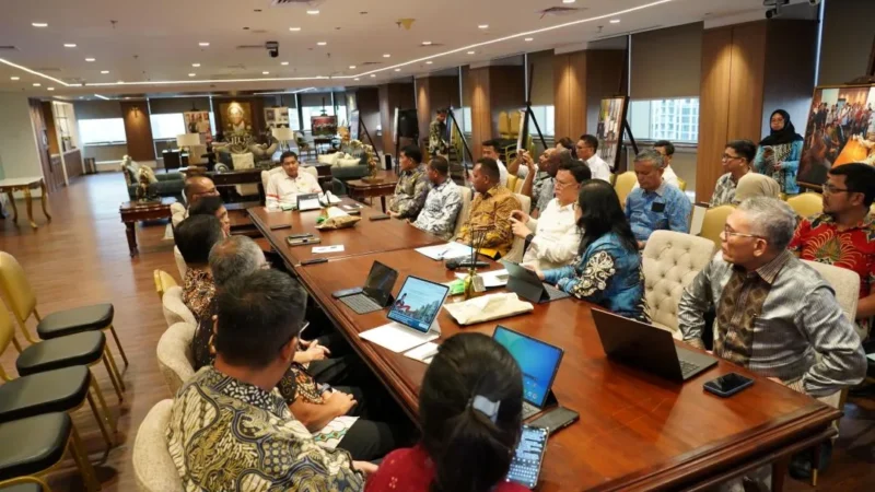 Menteri Perumahan dan Kawasan Permukiman (PKP) Maruarar Sirait dalam pertemuan bersama Gubernur Sulawesi Utara dan Gubernur Papua Selatan, Jumat (27/2/2026). (Foto: Kementerian PKP)