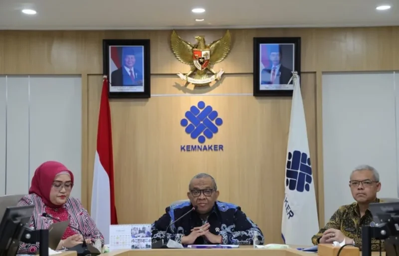 Wakil Menteri Ketenagakerjaan Afriansyah Noor saat memimpin rapat koordinasi persiapan mudik pekerja di Kantor Kemnaker, Jakarta, Kamis (5/3/2026). (Foto: Kemnaker)