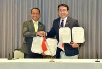 Penandatanganan kerja sama antara Menteri ESDM Indonesia, Bahlil Lahadalia dengan Menteri Ekonomi, Perdagangan, dan Industri Jepang, Ryosei Akazawa di Tokyo, Minggu (15/3). (Foto: Kementerian ESDM)