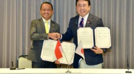 Penandatanganan kerja sama antara Menteri ESDM Indonesia, Bahlil Lahadalia dengan Menteri Ekonomi, Perdagangan, dan Industri Jepang, Ryosei Akazawa di Tokyo, Minggu (15/3). (Foto: Kementerian ESDM)
