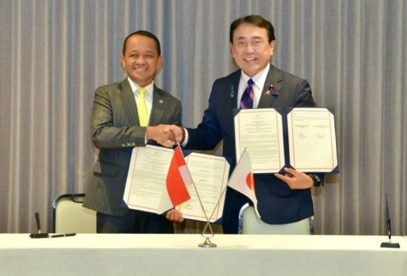 Penandatanganan kerja sama antara Menteri ESDM Indonesia, Bahlil Lahadalia dengan Menteri Ekonomi, Perdagangan, dan Industri Jepang, Ryosei Akazawa di Tokyo, Minggu (15/3). (Foto: Kementerian ESDM)