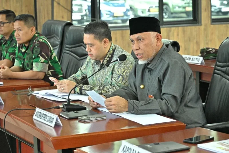 Gubernur Sumbar, Mahyeldi Ansharullah menerima kunjungan kerja Komisi I DPR RI dalam masa reses di Gedung Sapta Marga Kodam I Bukit Barisan, Jumat (6/3/2026). (Foto: ADPSB)