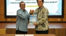 Bupati Tanah Datar, Eka Putra menyerahkan LKPD 2025 kepada Kepala Bidang Pemeriksaan Sumbar II, Nelson Siregar di aula Kantor BPK RI di Padang, Kamis (26/3/2026). (Foto: Prokopim Tanah Datar)
