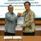 Bupati Tanah Datar, Eka Putra menyerahkan LKPD 2025 kepada Kepala Bidang Pemeriksaan Sumbar II, Nelson Siregar di aula Kantor BPK RI di Padang, Kamis (26/3/2026). (Foto: Prokopim Tanah Datar)