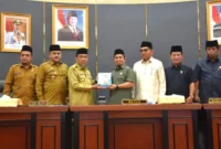 Wakil Wali Kota Padang, Maigus Nasir menyampaikan Nota LKPJ Tahun 2025 dalam Rapat Paripurna di DPRD Kota Padang, Senin (9/3/2026). (Foto: Prokopim Padang)
