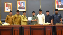 Wakil Wali Kota Padang, Maigus Nasir menyampaikan Nota LKPJ Tahun 2025 dalam Rapat Paripurna di DPRD Kota Padang, Senin (9/3/2026). (Foto: Prokopim Padang)