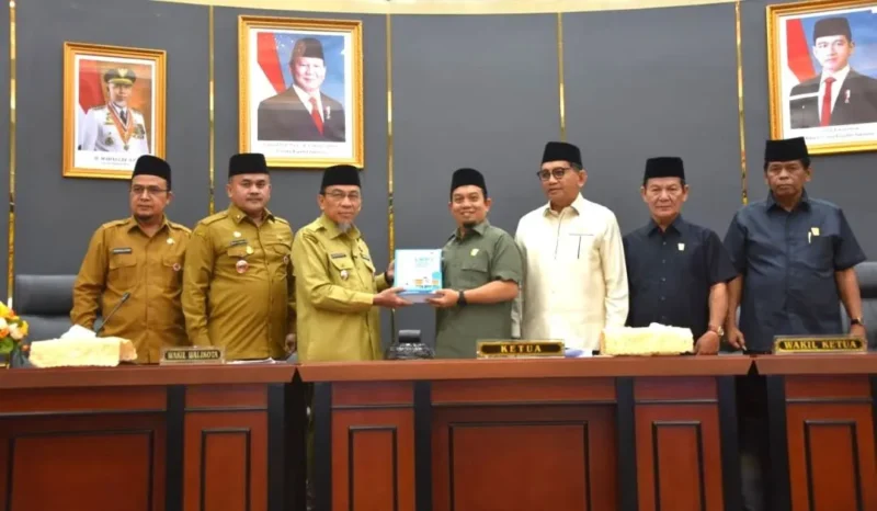 Wakil Wali Kota Padang, Maigus Nasir menyampaikan Nota LKPJ Tahun 2025 dalam Rapat Paripurna di DPRD Kota Padang, Senin (9/3/2026). (Foto: Prokopim Padang)