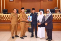 Sekretaris Daerah Kota Payakumbuh Rida Ananda menyampaikan Nota Penjelasan LKPj Tahun Anggaran 2025 dalam rapat paripurna DPRD Kota Payakumbuh, Selasa (31/3/2026). (Foto: MC Payakumbuh)