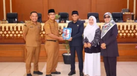 Sekretaris Daerah Kota Payakumbuh Rida Ananda menyampaikan Nota Penjelasan LKPj Tahun Anggaran 2025 dalam rapat paripurna DPRD Kota Payakumbuh, Selasa (31/3/2026). (Foto: MC Payakumbuh)