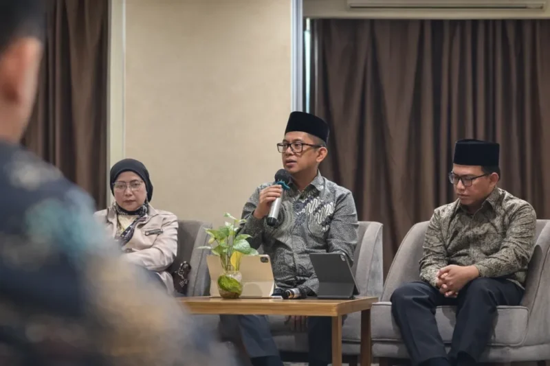 Dirjen Bina Penyelenggaraan Haji dan Umrah, Puji Raharjo saat menghadiri acara “Diseminasi dan Diskusi Publik tentang Hasil Pemantauan Haji Inklusif” yang diselenggarakan oleh Komisi Nasional Disabilitas (KND), Jumat (13/3). (Foto: Kemenhaj)