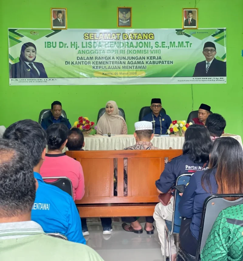 Anggota DPR RI, Lisda Hendrajoni saat melakukan pertemuan dengan sejumlah guru madrasah dan pejabat Kementerian Agama di Kabupaten Kepulauan Mentawai, Sumatera Barat. (Dok TA DPR RI)