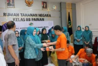 Ketua TP PKK Pessel, Lisda Hendrajoni, saat berbagai takjil dengan warga Rutan Kelas IIB Painan, saat melakukan kunjungan. (Foto: Dok. Zan)