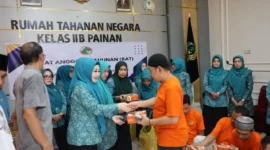 Ketua TP PKK Pessel, Lisda Hendrajoni, saat berbagai takjil dengan warga Rutan Kelas IIB Painan, saat melakukan kunjungan. (Foto: Dok. Zan)