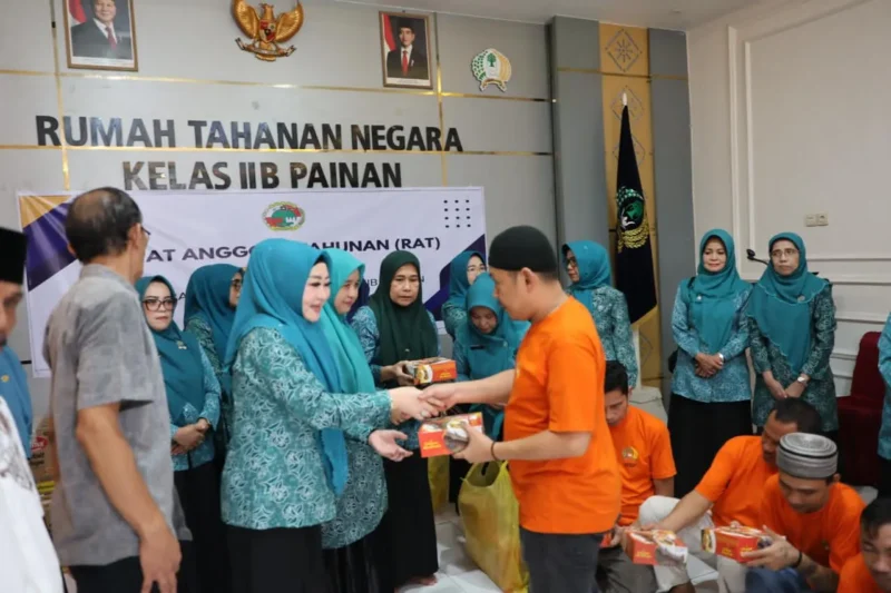 Ketua TP PKK Pessel, Lisda Hendrajoni, saat berbagai takjil dengan warga Rutan Kelas IIB Painan, saat melakukan kunjungan. (Foto: Dok. Zan)