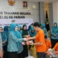 Ketua TP PKK Pessel, Lisda Hendrajoni, saat berbagai takjil dengan warga Rutan Kelas IIB Painan, saat melakukan kunjungan. (Foto: Dok. Zan)