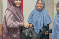 Anggota DPR RI, Lisda Hendrajoni menyerahkan paket sembako kepada keluarga pasien RSUD M Zein Painan. (Foto: Dok. Be)
