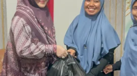 Anggota DPR RI, Lisda Hendrajoni menyerahkan paket sembako kepada keluarga pasien RSUD M Zein Painan. (Foto: Dok. Be)