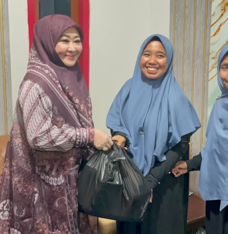 Anggota DPR RI, Lisda Hendrajoni menyerahkan paket sembako kepada keluarga pasien RSUD M Zein Painan. (Foto: Dok. Be)
