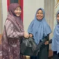 Anggota DPR RI, Lisda Hendrajoni menyerahkan paket sembako kepada keluarga pasien RSUD M Zein Painan. (Foto: Dok. Be)