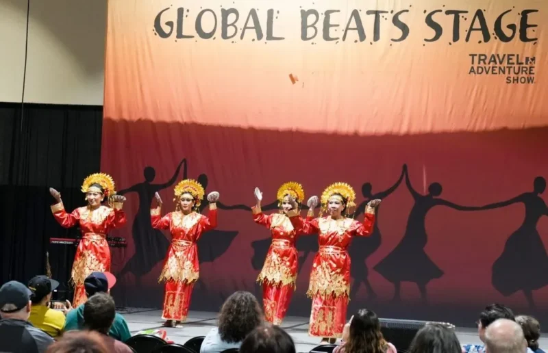 Penampilan tari piring di ajang Los Angeles Travel & Adventure Show 2026 Amerika Serikat. (Foto: Kemenpar)