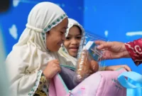 Siswa menerima MBG. (Foto: Biro Hukum dan Humas BGN)