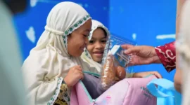 Siswa menerima MBG. (Foto: Biro Hukum dan Humas BGN)