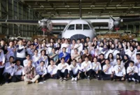 Menaker Yassierli meninjau pelaksanaan program magang di PT Dirgantara Indonesia (PTDI) di Bandung, Jawa Barat, Kamis (5/3/2026). (Foto: Kemnaker)