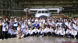 Menaker Yassierli meninjau pelaksanaan program magang di PT Dirgantara Indonesia (PTDI) di Bandung, Jawa Barat, Kamis (5/3/2026). (Foto: Kemnaker)