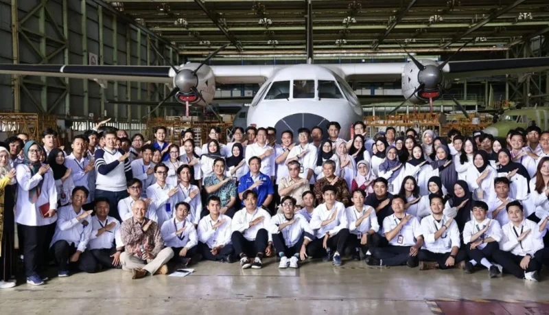 Menaker Yassierli meninjau pelaksanaan program magang di PT Dirgantara Indonesia (PTDI) di Bandung, Jawa Barat, Kamis (5/3/2026). (Foto: Kemnaker)