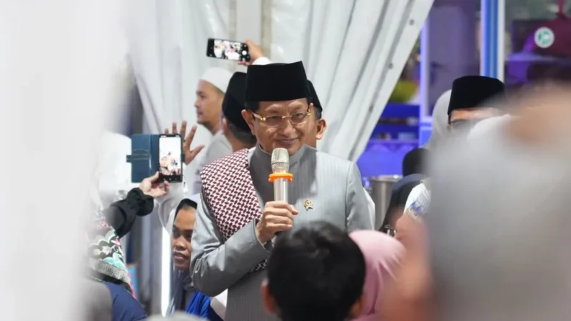 Menteri Agama Nasaruddin Umar meninjau fasilitas Masjid Ramah Pemudik di Masjid Jami' Al-Azhar Jakapermai, Rabu (18/3/2026). (Foto: Fadhlillah Hafizhan M/Kemenag)