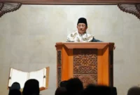Menag Nasaruddin Umar mengisi tausiyah pada peringatan malam Nuzulul Quran di Institut Teknologi Sepuluh Nopember, Jumat (6/3/2026). (Foto: Kemenag)