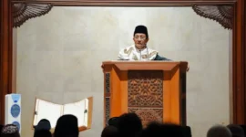 Menag Nasaruddin Umar mengisi tausiyah pada peringatan malam Nuzulul Quran di Institut Teknologi Sepuluh Nopember, Jumat (6/3/2026). (Foto: Kemenag)