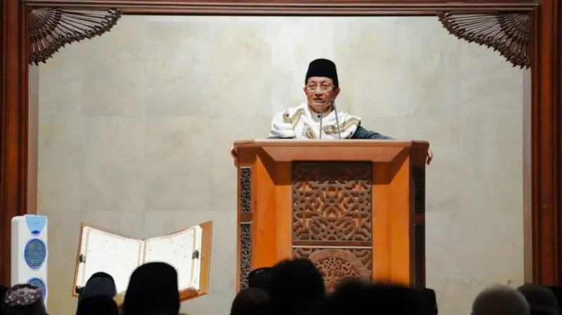 Menag Nasaruddin Umar mengisi tausiyah pada peringatan malam Nuzulul Quran di Institut Teknologi Sepuluh Nopember, Jumat (6/3/2026). (Foto: Kemenag)