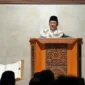 Menag Nasaruddin Umar mengisi tausiyah pada peringatan malam Nuzulul Quran di Institut Teknologi Sepuluh Nopember, Jumat (6/3/2026). (Foto: Kemenag)