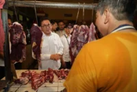 Menteri Perdagangan Budi Santoso meninjau harga dan stok bapok di Pasar Rawasari, Jakarta Pusat, Senin (16/3). (Foto: Kemendag)