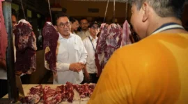 Menteri Perdagangan Budi Santoso meninjau harga dan stok bapok di Pasar Rawasari, Jakarta Pusat, Senin (16/3). (Foto: Kemendag)